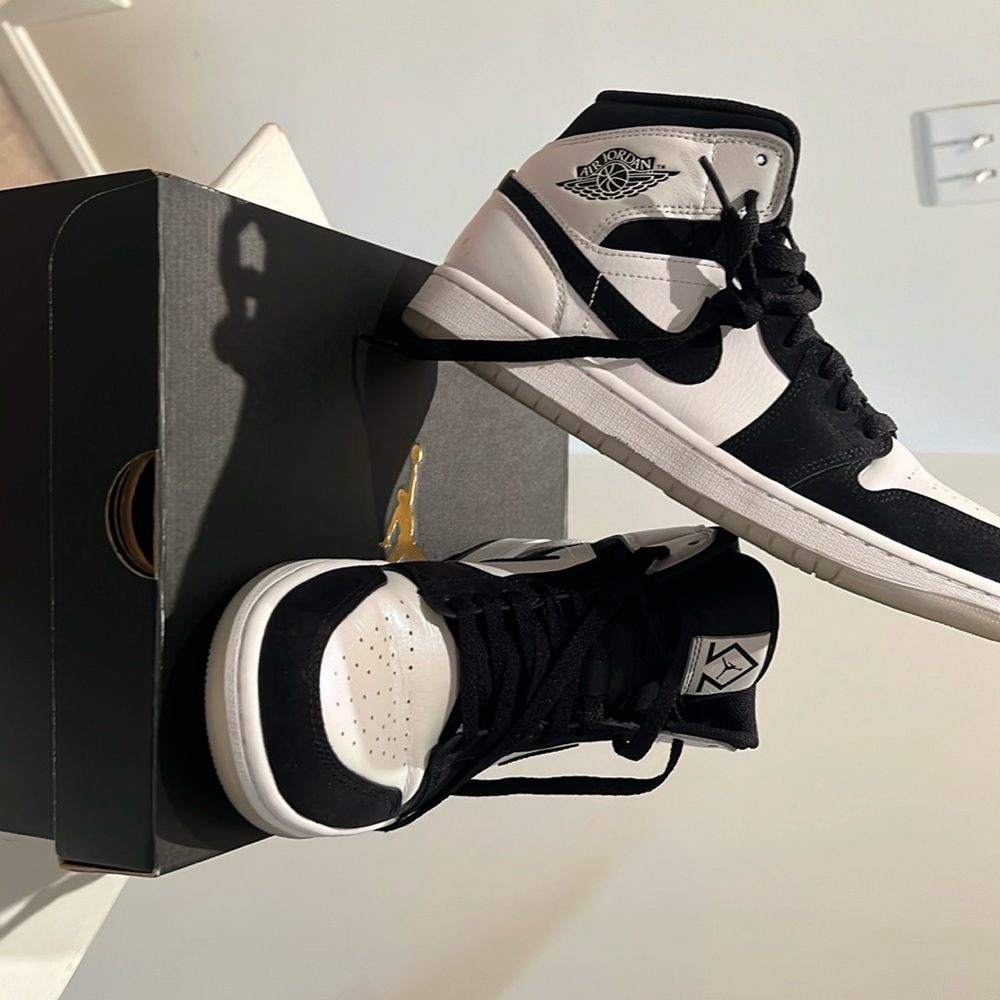 Jordan 1 mid dh6933 100. Black and iridescent white.